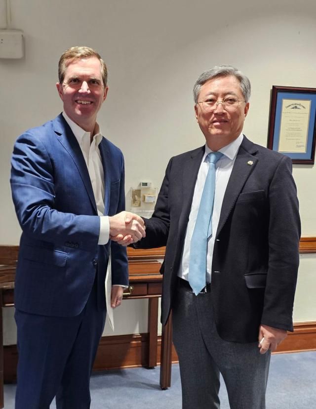 사진 왼쪽부터 앤디 베쉬어Andy Beshear 켄터키 주지사 최중경 국제투자협력대사 사진산업통상자원부