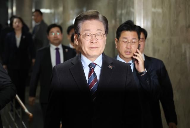 이재명 더불어민주당 대표가 7일 국회에서 열린 긴급 의원총회에 참석하고 있다 사진연합뉴스