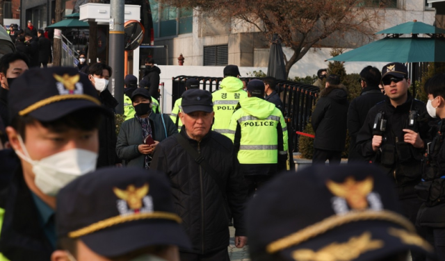 법원이 윤석열 대통령을 구속 취소를 결정한 7일 서울 용산구 한남동 관저 인근에서 경찰이 경계근무를 강화하고 있다 사진연합뉴스 