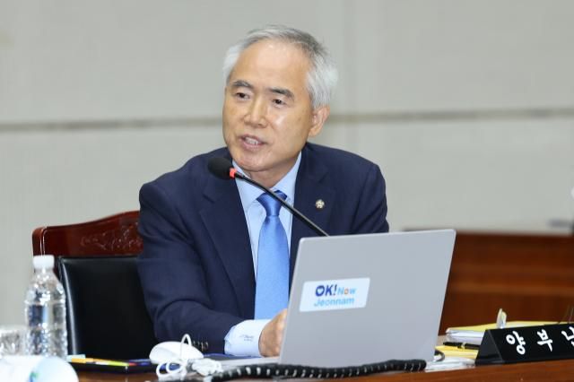 질의하는 양부남 의원 무안연합뉴스 김혜인 기자 21일 전남 무안군 전남도청에서 열린 국회 행정안전위원회의 전남도청 국정감사에서 더불어민주당 양부남 의원이 질의하고 있다 20241021 inynacokr2024-10-21 112643 저작권자 ⓒ ㈜연합뉴스 무단 전재 재배포 금지 AI 학습 및 활용 금지저작권자 ⓒ ㈜연합뉴스 무단 전재 재배포 금지 AI 학습 및 활용 금지