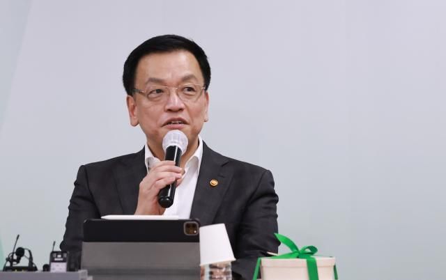 최상목 대통령 권한대행 부총리 겸 기획재정부 장관이 7일 서울 종로구 재단법인 청년재단 중앙청년지원센터에서 열린 청년과 함께하는 오찬간담회에서 발언하고 있다사진연합뉴스