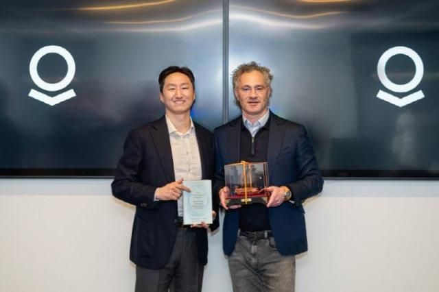 정기선 HD현대 수석부회장왼쪽과 알렉스 카프 팔란티어 테크놀로지스 대표사진HD현대 