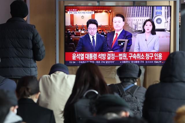 윤석열 대통령 석방 결정 서울연합뉴스 강민지 기자 7일 서울역 대합실에서 시민들이 윤석열 대통령 석방 관련 보도를 시청하고 있다 202537 mjkangynacokr2025-03-07 160649 저작권자 ⓒ ㈜연합뉴스 무단 전재 재배포 금지 AI 학습 및 활용 금지저작권자 ⓒ ㈜연합뉴스 무단 전재 재배포 금지 AI 학습 및 활용 금지