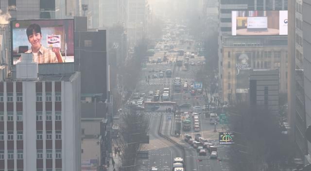 미세먼지가 가득한 7일 서울 종로구 일대 사진연합뉴스