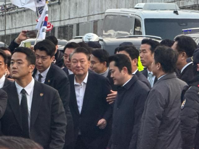 윤석열 대통령이 8일 석방돼 한남동 관저 앞에서 지지자들에게 인사를 나누고 있다사진송승현 기자