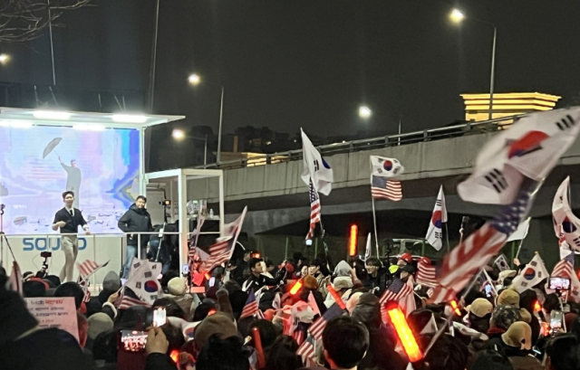 법원이 윤석열 대통령의 구속 취소 청구를 받아들인 지난 7일 서울 용산구 한남동 관저 앞에 모인 윤 대통령 지지자들이 집회를 열고 있다 사진연합뉴스