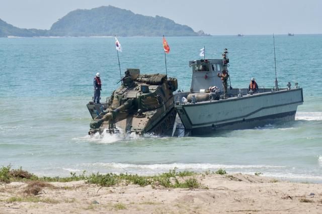 상륙하는 K-55 자주포 사진해병대사령부 