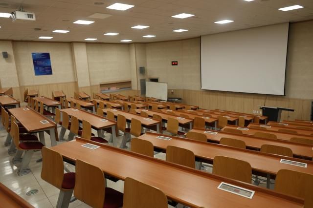전국 상당수 대학 의과대가 개강한 4일 오전 새 학기 수업을 시작한 대전의 한 대학 의대 강의실이 텅 비어 있다 202534 사진연합뉴스 