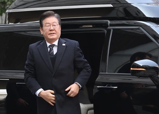 더불어민주당 이재명 대표가 1일 서울 서초구 서울중앙지법에서 열린 대장동·위례·백현동·성남FC 사건 1심 공판에 출석하기 위해 차에서 내리고 있다사진연합뉴스