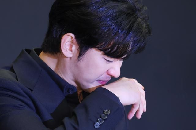 배우 김수현이 31일 오후 서울 마포구 스탠포드 호텔에서 미성년자였던 배우 고 김새론과 교제했다는 의혹과 관련해 입장발표 기자회견을 하고 있다사진연합뉴스