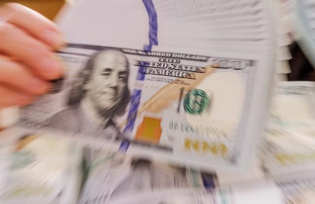 원달러 환율 1470원대 눈앞 서울연합뉴스 황광모 기자 비상계엄에 따른 탄핵 정국이 해소되지 못하고 미국발 관세 전쟁으로 원달러 환율이 상승해 1470원대를 눈앞에 두고 있는 27일 서울 중구 하나은행 외화 위·변조 대응센터 직원이 미국 달러를 정리하고 있다 2025327 hkmpoohynacokr2025-03-27 140919 저작권자 ⓒ ㈜연합뉴스 무단 전재 재배포 금지 AI 학습 및 활용 금지저작권자 ⓒ ㈜연합뉴스 무단 전재 재배포 금지 AI 학습 및 활용 금지