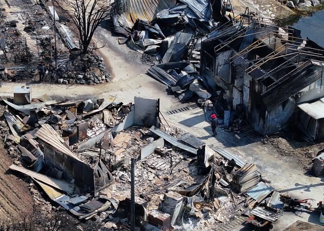 31일 경북 청송군 진보면 기곡리 한 마을이 산불에 초토화가 된 가운데 마을 주민이 주택 폐허를 살펴보고 있다 연합뉴스