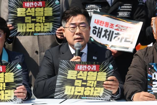 박찬대 더불어민주당 원내대표가 지난달 31일 서울 종로구 광화문 앞 비상 행동 농성장 앞에서 열린 윤석열 즉각 파면 쟁취 전국민 집중 행동 선포 기자회견에서 발언하고 있다 사진연합뉴스