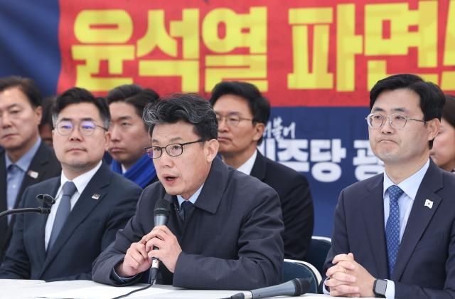 이정문 더불어민주당 정책수석부의장오른쪽이 지난달 27일 서울 종로구 광화문 천막당사에서 열린 정책조정회의에서 진성준 정책위의장의 발언을 듣고 있다 사진연합뉴스