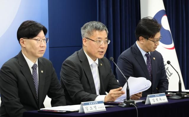 김석우 법무부 장관 직무대행가운데이 1일 서울 종로구 정부서울청사에서 김소영 금융위원회 부위원장왼쪽 김범석 기획재정부 1차관오른쪽과 상법 개정안 재의요구 및 자본시장법 개정 관련 브리핑을 하고 있다 사진연합뉴스