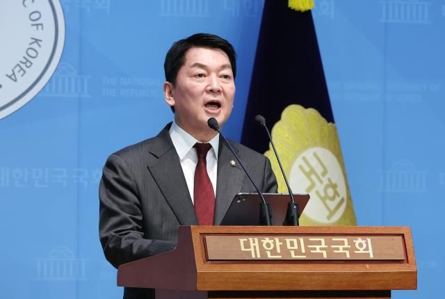 안철수 국민의힘 의원이 지난달 23일 국회 소통관에서 최상목 대통령 권한대행에 대한 민주당과 야당의 탄핵소추안 발의와 관련한 기자회견을 열고 대한민국 체제를 파괴하는 이재명 대표는 정계를 은퇴하고 재판에 전념하라고 말하고 있다 사진연합뉴스