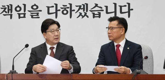 권성동 국민의힘 원내대표왼쪽가 지난달 7일 서울 여의도 국회에서 열린 원내대책회의에 참석해 이양수 사무총장과 대화하고 있다 사진연합뉴스