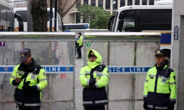 27일 서울 종로구 헌법재판소 앞에서 경찰이 경계 근무를 서고 있다 사진연합뉴스