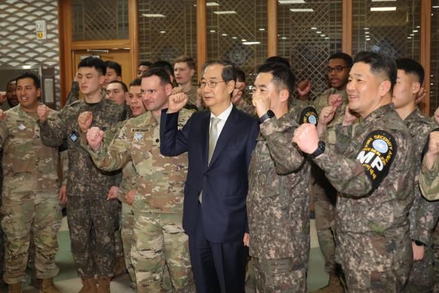 한덕수 대통령 권한대행 국무총리가 1일 경기 파주시 공동경비구역JSA 대대에서 격려사 뒤 대대 장병들과 함께 기념촬영을 하고 있다 사진연합뉴스