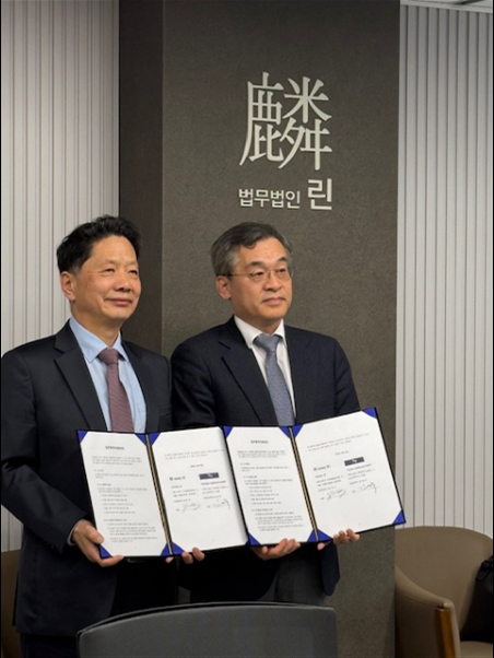 김영국 세무법인 청담택스매니지먼트 대표왼쪽와 임진석 법무법인 린 대표변호사가 업무협약을 체결했다 사진법무법인 린