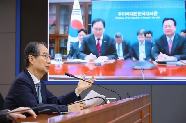한덕수 대통령 권한대행 국무총리가 10일 정부서울청사에서 미국 도널드 트럼프 행정부의 관세 정책 대응을 위해 방미 중인 정인교 산업통상자원부 통상교섭본부장 조현동 주미한국대사와 화상회의를 하고 있다 2025410 사진국무총리실 