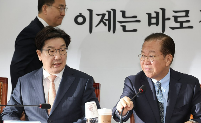 권영세 국민의힘 비상대책위원장과 권성동 원내대표가 10일 오전 서울 여의도 국회에서 열린 비상대책위원회의에 참석했다 사진연합뉴스