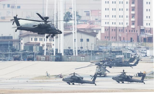 9일 경기도 평택시 캠프 험프리스에서 아파치 헬기가 기동하고 있다 도널드 트럼프 미국 대통령은 8일현지시간 한덕수 대통령 권한대행 국무총리와의 통화에서 한국의 방위비 분담금주한미군 주둔비용 중 한국의 부담액 증액을 위한 재협상을 시사했다사진연합뉴스