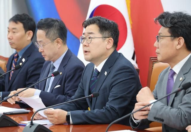 박찬대 더불어민 당대표 직무대행 겸 원내대표가 10일 국회에서 열린 당 정책조정회의에서 발언하고 있다 사진연합뉴스