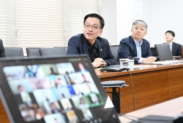 최상목 부총리 겸 기획재정부 장관이 10일 정부서울청사에서 재정경제금융관 회의를 화상으로 주재하고 있다 사진기획재정부