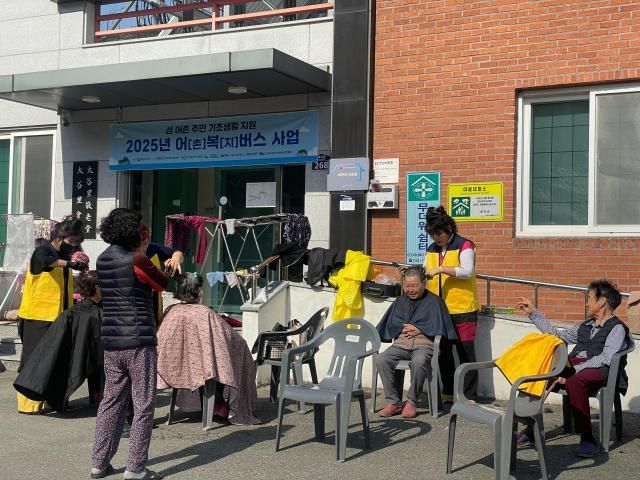 해양수산부 어촌복지버스 이·미용 서비스 제공 모습 사진해양수산부