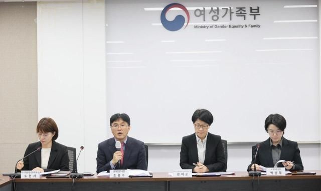 조용수 여성가족부 권익증진국장왼쪽에서 두번째이 10일 정부서울청사에서 2024년 디지털성범죄 피해자 지원 보고서 주요내용을 발표하고 있다 사진여성가족부