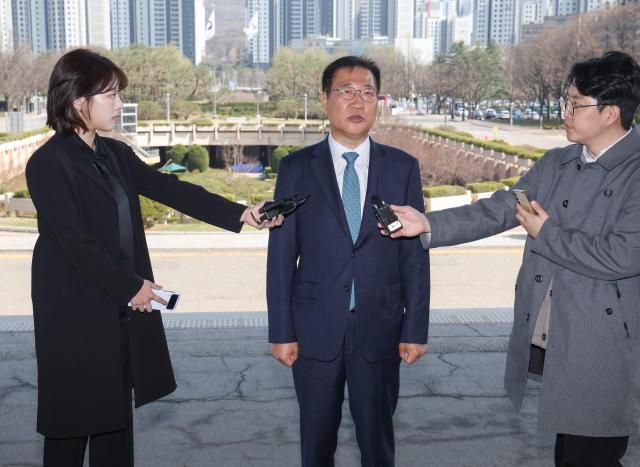 박성재 법무부 장관이 10일 과천 법무부 청사로 출근 입장을 밝히고 있다 헌법재판소는 이날 박 장관에 대한 국회의 탄핵소추를 기각했다 사진연합뉴스