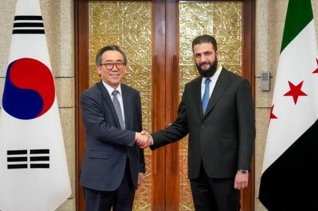 조태열 외교부 장관이 10일 시리아 다마스커스에서 ‘대한민국과 시리아 간 외교관계 수립에 관한 공동성명’에 서명 후 아흐메드 알-샤라아 대통령을 예방하고 있다 사진외교부 