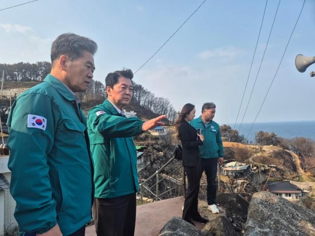 안철수 국민의힘 의원이 10일 산불 피해를 입은 경북 영덕군 영덕읍 마을 일대를 찾아 피해 현황 등을 살피고 있다 사진안철수 의원실