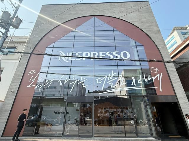 오는 20일까지 운영되는 성수동에 위치한 네스프레소 ‘버츄오 하우스’ 팝업스토어 전경 사진박자연 기자