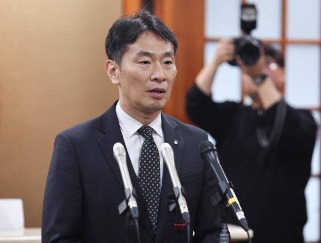 이복현 금융감독원장이 10일 서울 금융투자협회에서 열린 자산운용사 CEO 간담회 후 브리핑하고 있다사진연합뉴스