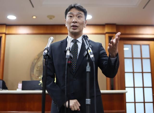 이복현 금융감독원장이 10일 서울 금융투자협회에서 열린 자산운용사 CEO 간담회 후 브리핑하고 있다 사진연합뉴스