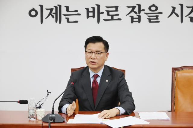 10일 서울 여의도 국회에서 이양수 국민의힘 사무총장이 대선 후보 선출 방식과 관련해 취재진 앞에서 발언하고 있다 사진연합뉴스