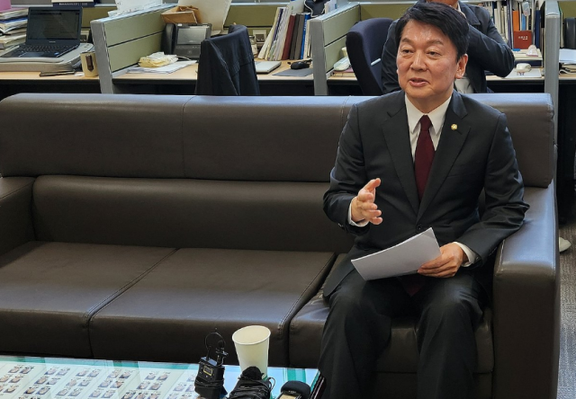 안철수 국민의힘 의원이 10일 경북 안동 경북도의회에서 기자간담회를 하고 있다 사진연합뉴스