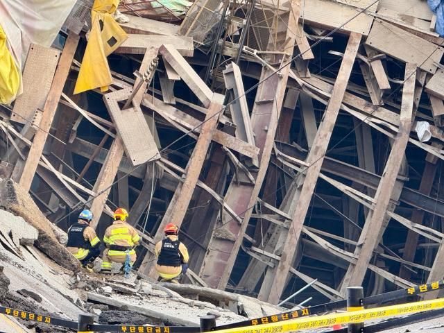 11일 경기도 광명시 일직동 신안산선 지하터널 공사 현장이 붕괴해 주변의 출입이 통제돼 있다 사진연합뉴스