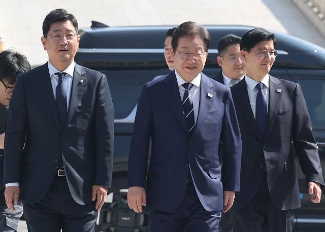 이재명 전 더불어민주당 대표가 11일 비전 선포식 및 캠프 일정 발표를 하기 위해 여의도 국회 소통관으로 향하고 있다 사진연합뉴스