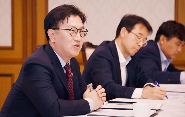 김범석 기획재정부 차관이 10일 서울 종로구 정부서울청사에서 열린 범정부 국내대응 전담반 회의를 주재하고 있다사진기획재정부