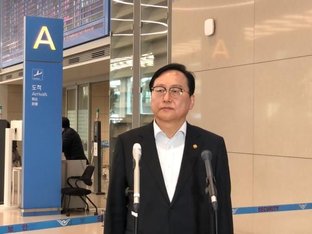 정인교 산업통상자원부 통상교섭본부장이 11일 인천공항에서 취재진에게 방미 성과를 설명하고 있다 사진연합뉴스