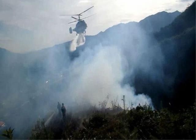 헬기가 2024년 산불을 진화하는 모습 사진강원소방본부