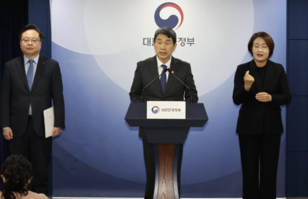 이주호 부총리 겸 교육부 장관가운데과 조규홍 보건복지부 장관왼쪽이 지난 1월 10일 서울 종로구 정부서울청사에서 ‘의료계와 의학교육계에 드리는 말씀’을 발표하고 있다 사진연합뉴스