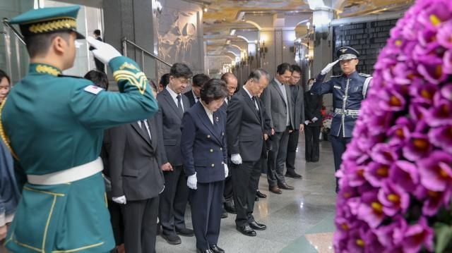 강정애 국가보훈부 장관이 지난 3월 25일 서울 동작구 국립서울현충원 내 현충탑에 참배후 위패봉안관과 무명용사봉안관을 들려 참배하고 있다 2025325 사진국가보훈부 