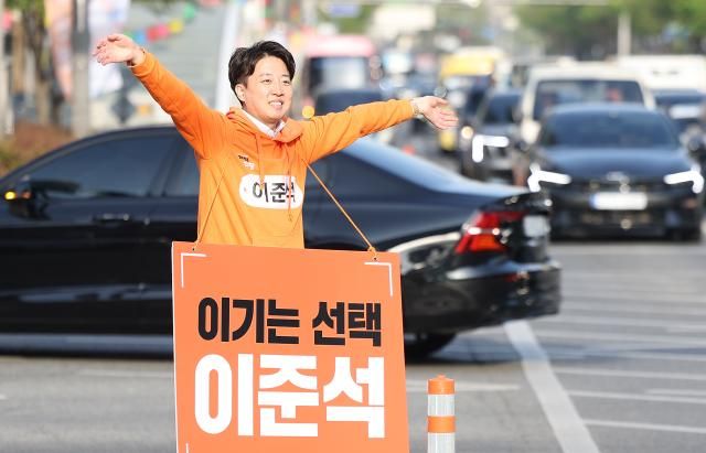 이준석 개혁신당 대선 예비후보가 9일 대구 중구 반월당사거리에서 시민들에게 인사를 하고 있다 사진연합뉴스