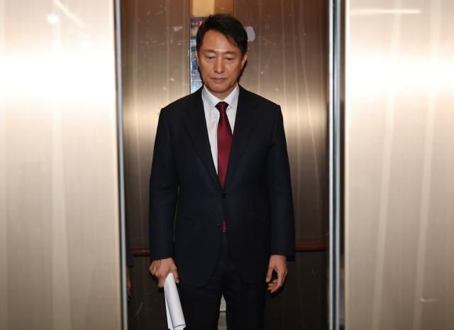 오세훈 서울시장이 12일 서울 여의도 국민의힘 당사에서 대선 불출마를 선언한 뒤 기자회견장을 나서고 있다 사진연합뉴스