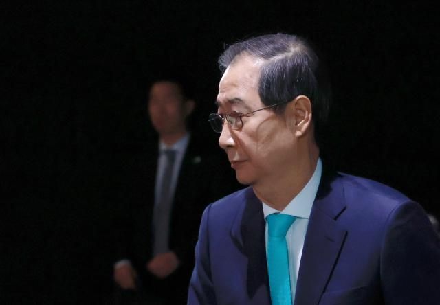 한덕수 대통령 권한대행 국무총리가 11일 서울 서대문구 국립대한민국임시정부기념관에서 열린 대한민국임시정부 수립 106주년 기념식에서 기념사를 위해 연단으로 향하고 있다사진연합뉴스