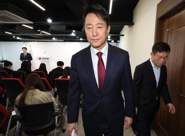 오세훈 서울시장이 12일 서울 여의도 국민의힘 당사에서 대선 불출마를 선언한 뒤 기자회견장을 나서고 있다 사진연합뉴스
